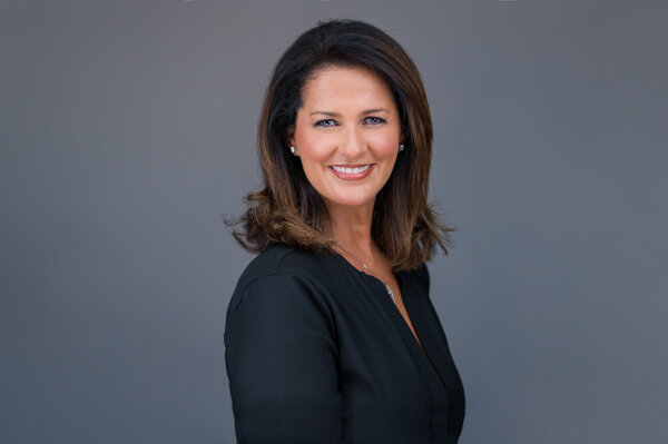 Portraitbild von Michaela Kaniber vor dunklem Hintergrund