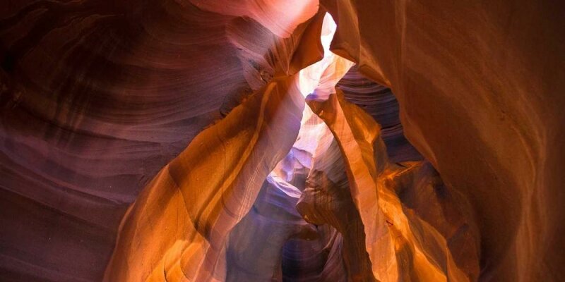 Höhle mit Licht von oben.